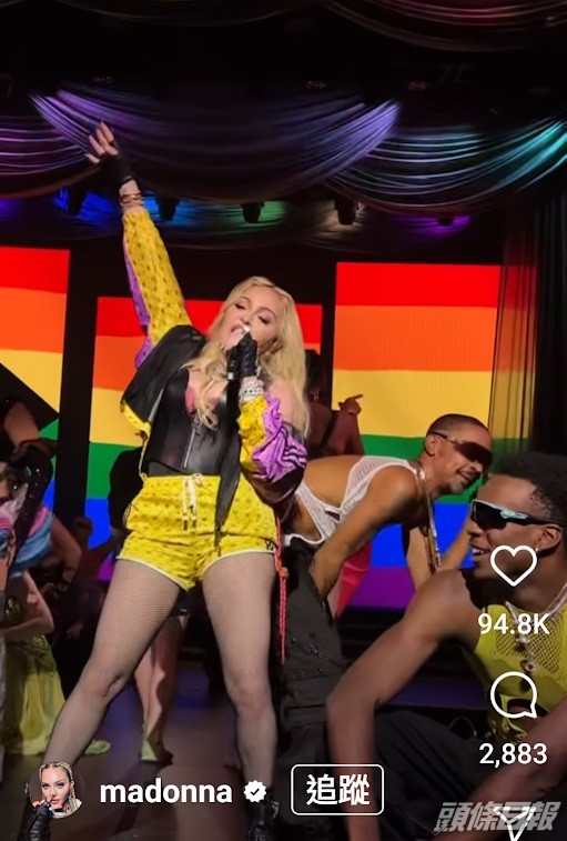 麥當娜又與男dancer大玩「Pat Pat互貼」。